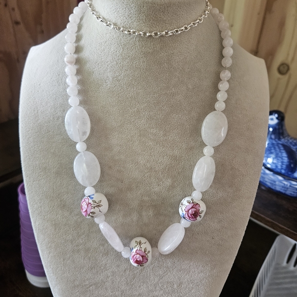Jewelry - Elegant White and Pink Beaded Necklace